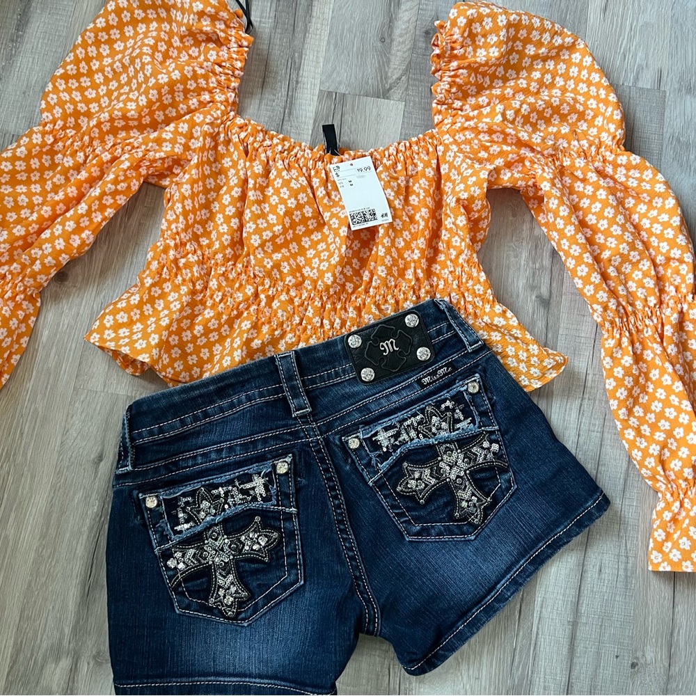 Miss Me shorts include the H &M top size M